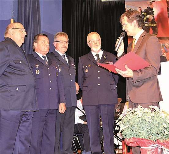 Vier verdiente Feuerwehrleute verabschiedeten Bürgermeister Hans-Günter Fischer und Wehrleiter Thomas Nelles aus dem aktiven Dienst. DL