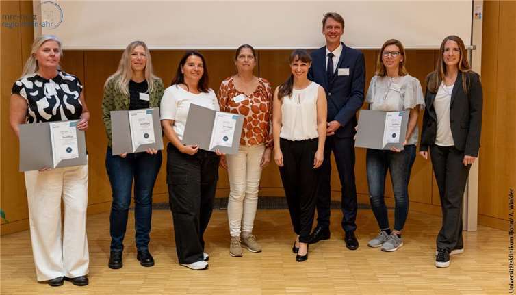 Vier von sechs Kliniken aus dem Landkreis Neuwied konnten eine Teilnahme an der feierlichen Zertifikatsübergabe in Bonn einrichten. Mit vor Ort war ebenfalls Frau Dr. Simone Meyer (rechts), Abteilungsleiterin des Gesundheitsamtes des Landkreises.  Foto: Universitätsklinikum Bonn/A. Winkler