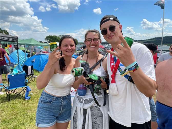 Vierbeiner sind auf dem Gelände untersagt - Bierbeiner aber nicht. Dieses Trio präsentierte stolz ihren Begleiter, einen Hund aus Bierdosen. Foto: Daniel Robbel