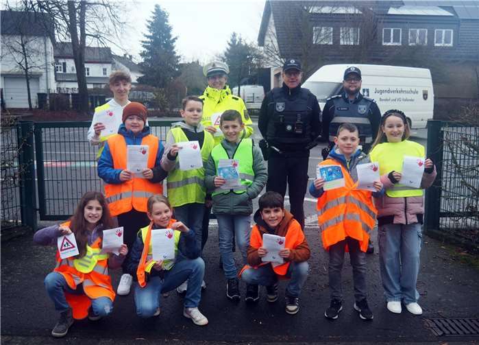 Viertklässler der Grundschule Stromberg setzten gemeinsam mit Verkehrssicherheitsberaterin Tanja Hoppen von der Polizei Bendorf und den städtischen Vollzugsbeamten ein Zeichen gegen Elterntaxis.  Fotos: Stadt Bendorf