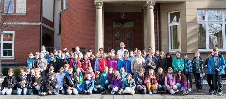 Viertklässler der Grundschulen Wormersdorf und Sürster Weg besuchten das Rheinbacher Rathaus zu einer Autorenlesung. -JOST-