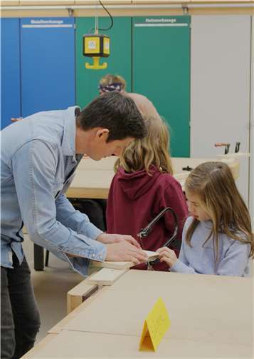 Viertklässler mit handwerklichen Neigungen konnten mit der Stichsäge kleine Kunstwerke erschaffen..