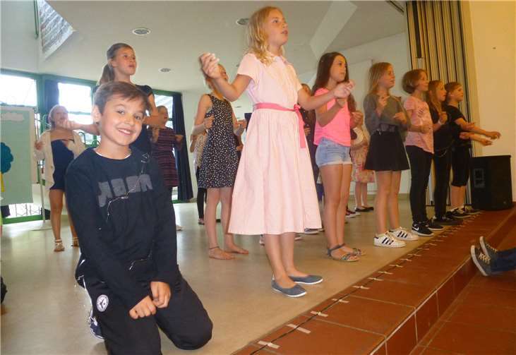 ViertklässlerInnen in der Schule bei der Aufführung des Musicals.