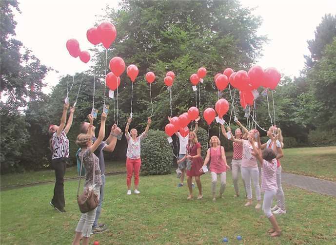 Vierzig rote Johanniter-Luftballons machten sich auf die Reise zu einem unbekannten Ziel. Privat