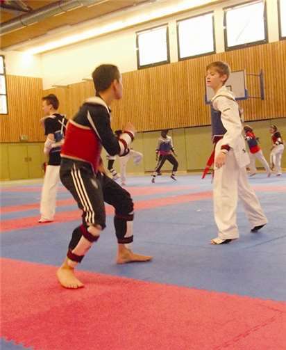 Viktor Haupt (re) mit seinem Trainingspartner beim Üben von kombinierten Tritt- und Schlagtechniken. privat