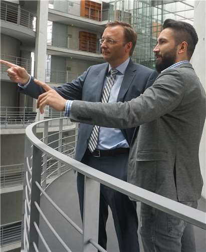 Viktor Kurz im Gespräch mit Josef Oster (li.). privat