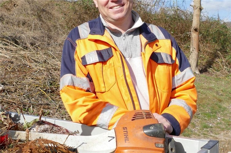 Viktor Schawrin hat beim Bauhof-Team der Stadt Rhens seinen Traumjob gefunden.