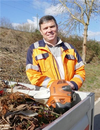 Viktor Schawrin hat beim Bauhof-Team der Stadt Rhens seinen Traumjob gefunden.