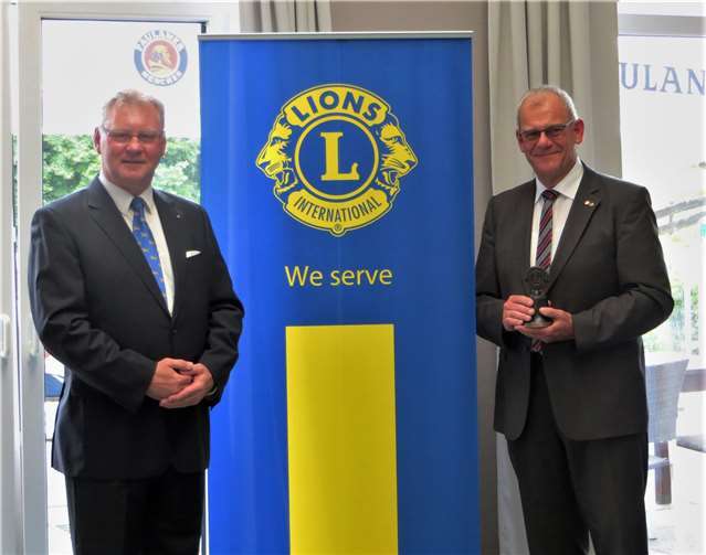 Viktor Schicker (li.) übegibt das Amt an den neuen Präsidenten Lothar Röser. Foto: LC Rhein-Wied