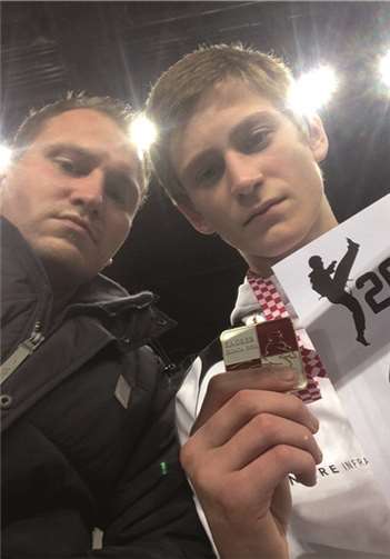 Viktor (re) mit seinem Trainer. privat