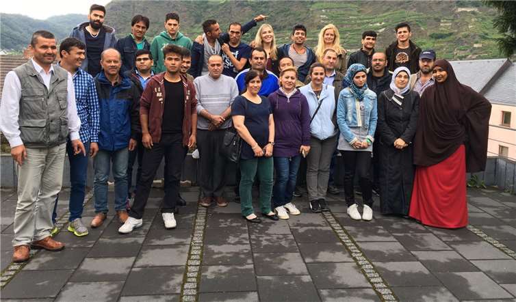 Viktoria Dapper und Monika Sayk überreichen die Zertifikate des IB.Privat