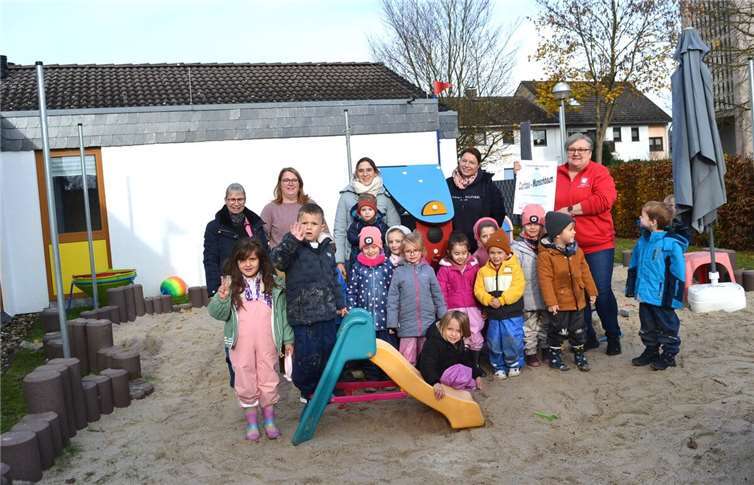 Viktoria Hoffmann (rechts) findet es toll, dass jetzt auch in der Kita Bandorf ein Wunschbaum erstrahlt.  Foto: Eberhard Thomas Müller