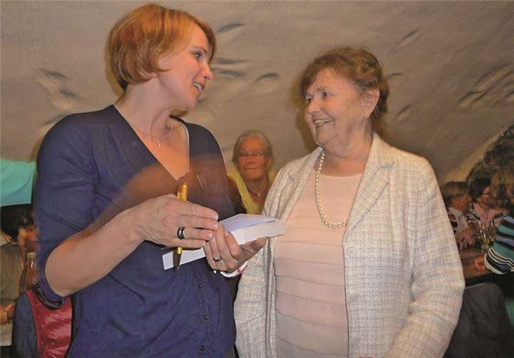 Viktoria Kist-Alsbach zusammen mit Frau Dr. Klauser-Bock, die ein ähnliches Schicksal in Sibirien erlebt und in dem Buch „Die geliehene Heimat“ beschrieben hat. Herdes