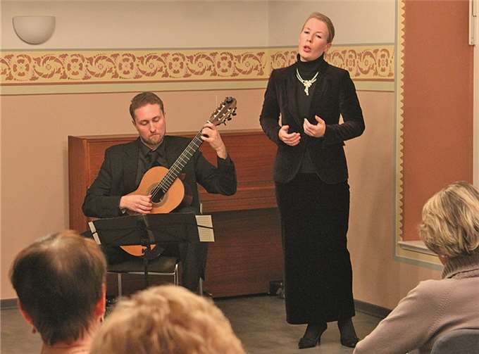 Viktoria Knobloch und Jan Skryhan überzeugten beim Adventskonzert mit ihrer Vielfalt an Liedern und Gesängen. Privat