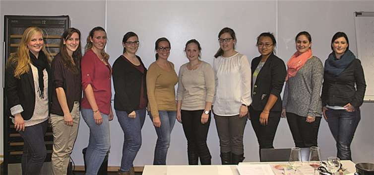 Viktoria Kugel (Ahrweinkönigin), Lisa Schmidt (Weinkönigin Altenahr), Fan Schumacher (Weinkönigin Mayschoß), Juliana Groß (Rech) Julia Bell (Weinkönigin Dernau), Laura Witthaus (Weinkönigin Walporzheim), Theresa Friedrich (Burgundia aus Ahrweiler), Michelle Skruth (Weinkönigin Bachem) und Hannah Möhren (Weinkönigin Heimersheim) waren von dem Seminar begeistert und sind mit vielen neuen Erkenntnissen auf das nächste Weinseminar gespannt. privat