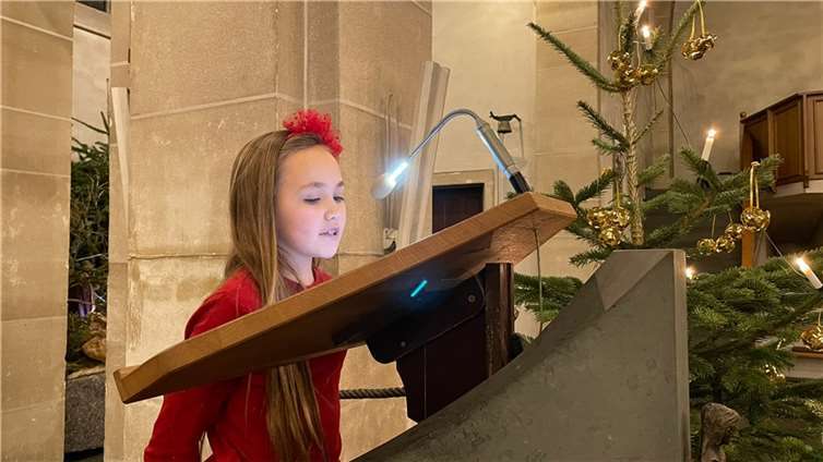 Viktoria Retterath beim Gedichtsvortrag.