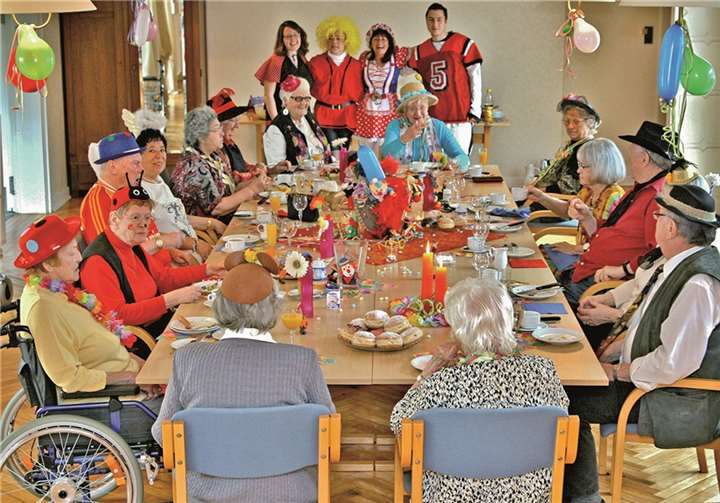 Viktoria Wierschem, Sabine Gremmler, Petra Schütz und Jan Nachtsheim vom DRK-Betreuungsteam (hi. stehend, v. li.) im betreuten Wohnen „Weißes Ross“ in Bad Breisig veranstalteten für die Bewohner wieder den traditionellen Karnevalsbrunch. Thorsten Trütgen