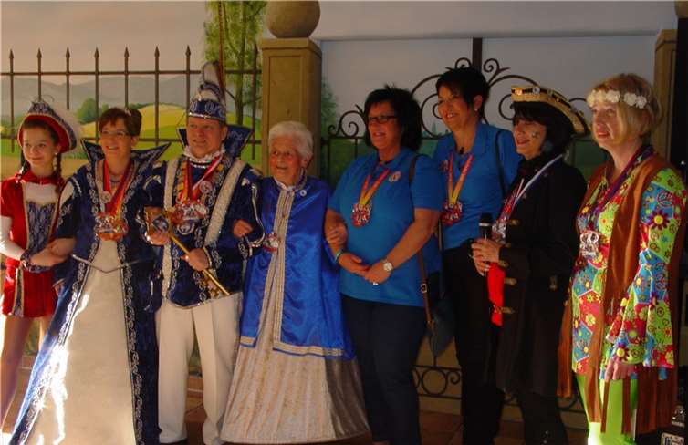 Villa-Prinzessin Edith I. (4. v. l.) mit dem Niederzissener Prinzenpaar Detlef I. und Andrea I. privat