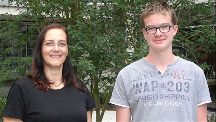 Vincent Gutscher mit seiner betreuenden Fachlehrerin Ulrike Schnöger. privat