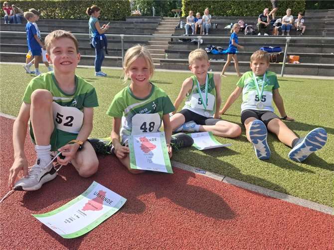 Vincent, Jonas, Gabriel (Zweiter über 2.000 Meter der M10) und Tom, Sieger des Ballwurfs der M11). Fotos: LAV 23 Meckenheim