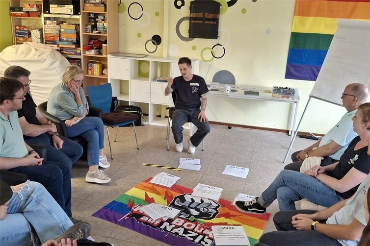 Vincent Maron berichtet von der historischen Entwicklung von Queerfeindlichkeit