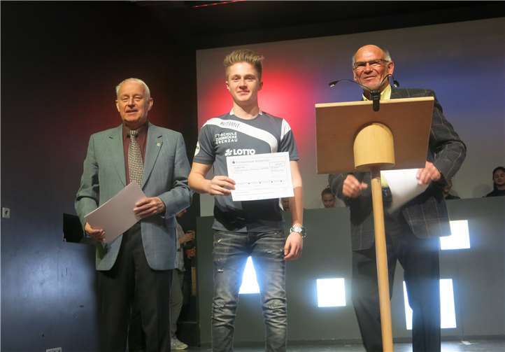 Vincent Schwickert vom TTC Grenzau (Mitte) wurde auch geehrt.