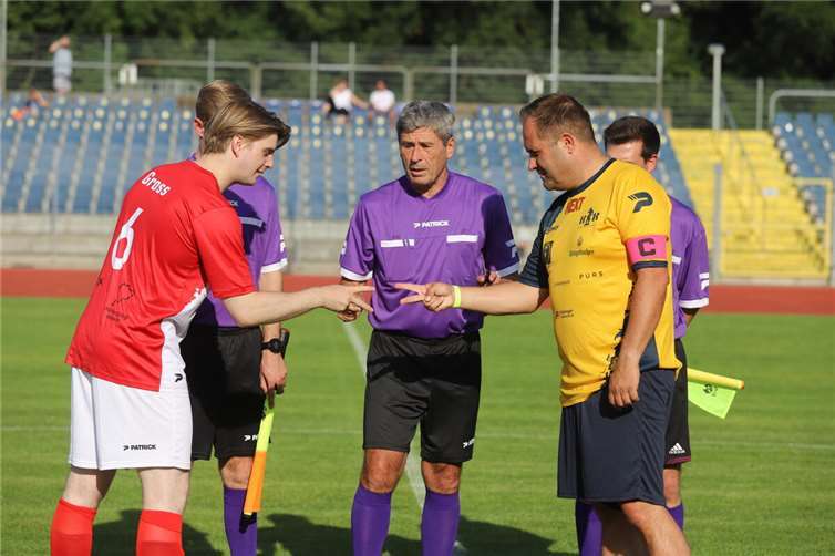Vincent Weiss (l) und Jan Kunath (r) sowie Weltschiedsrichter Dr. Markus Merk kurz vor dem Anstoß. Fotos: WAMFO:DE