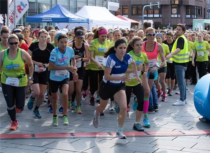 Viola Pulvermacher (dunkelblaues Shirt) geht gleich beim Start an die Spitze.
