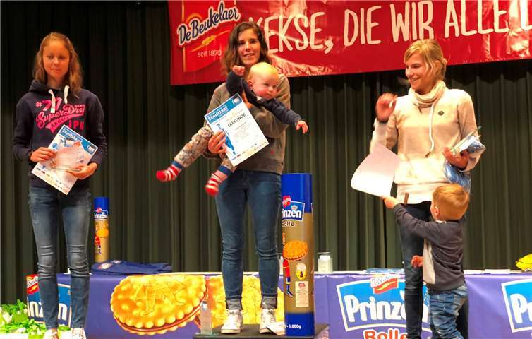 Viola Pulvermacher gewinnt den Stadtlauf in Polch Viola Pulvermacher (mitte) bei der Siegerehrung.