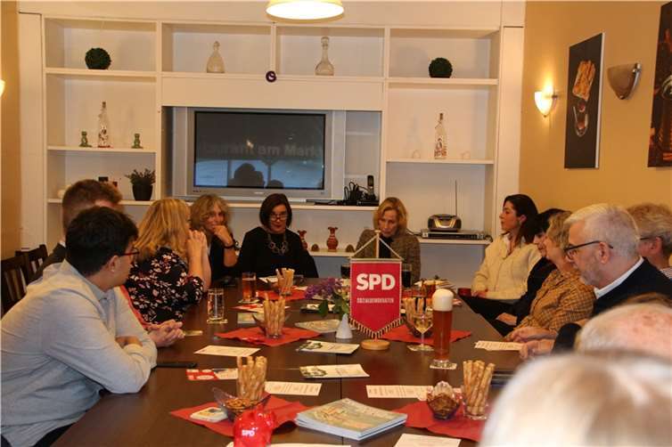 Violeta Jasiqi von der Frauenbegegnungsstätte UTAMARA war als Gastrednerin geladen.  Quelle: Frauenbegegnungsstätte UTAMARA