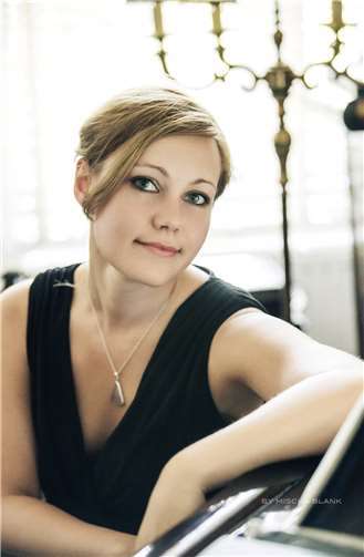 Violina Petrychenko.Heilbadgesellschaft / Mischa Blank