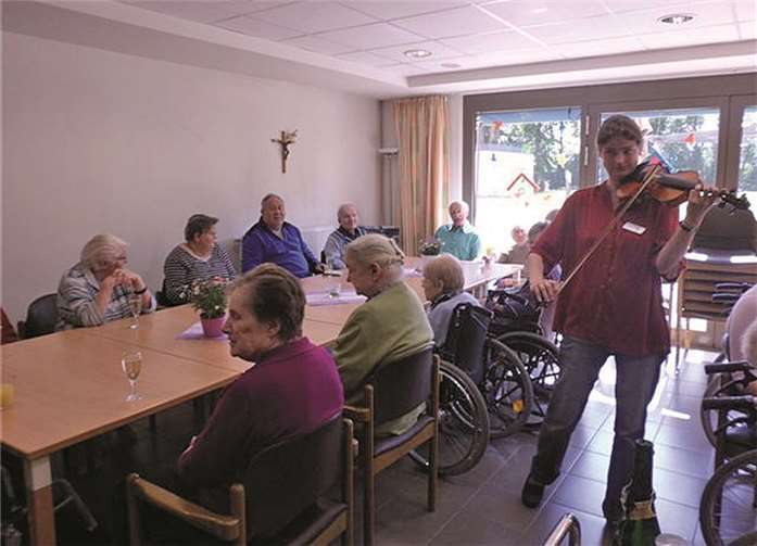 Violinenklänge untermalten die kleine Jubiläumsfeier.