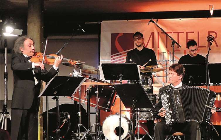 Violinist Edouard Tachalow im Zusammenspiel mit Andrey Golski am Bajan und den beiden Musikern von Elbtonal Percussion, Stephan Krause und Olivier Stritt. BSB
