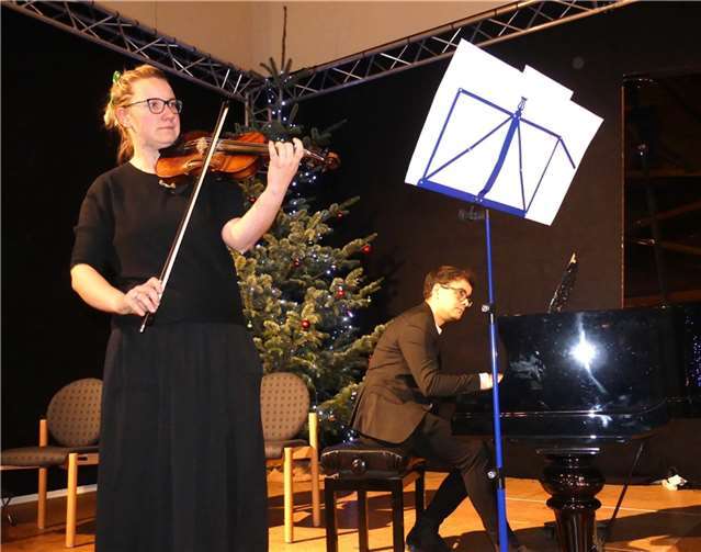 Violinistin Simona Grasse stieg unter der Klavierbegleitung von Mattheus Ferrari Pereira mit „Halleluja“ ins Konzertprogramm ein.