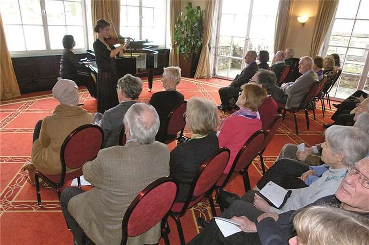 Virtuos auf historischem Instrument: Lara Weber mit der Gagliano-Violine im Unkeler Willy-Brandt-Forum. privat