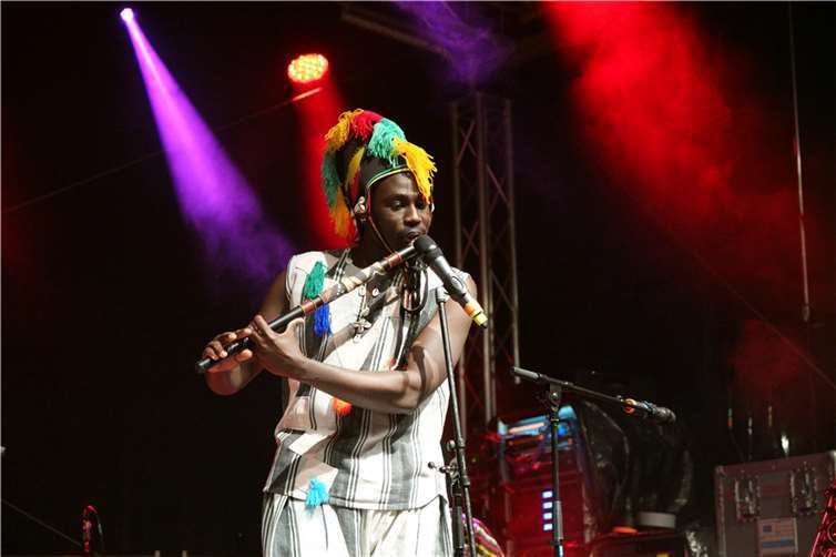 Virtuos spielten, sangen, trommelten und tanzten sich die Musiker der Band Domou Afrika in die Herzen ihres Publikums.
