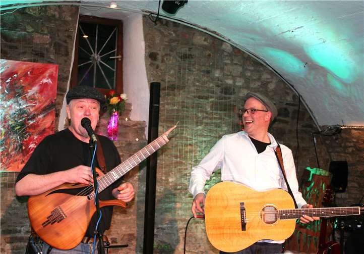 Virtuose Gitarrentechnik Patrick Steinbach (l.) und Michael Diehl.