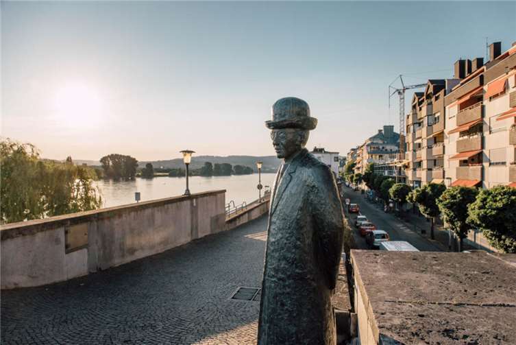 Visionär und Deicherbauer: Bürgermeister Robert Krups wurde oben auf der Deichmauer ein Denkmal gesetzt.Foto: Simon Zimpfer