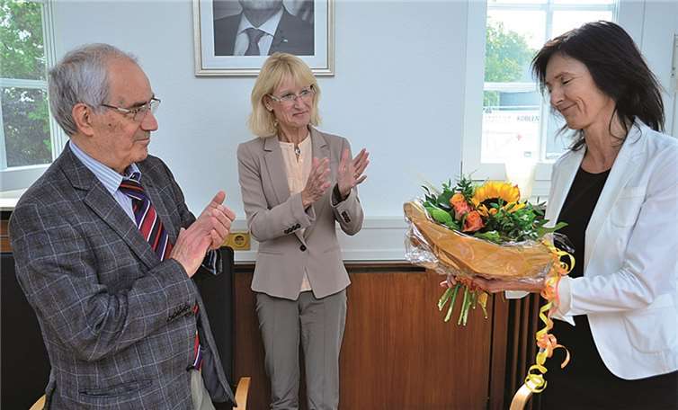 Vito Contento von links Marie und Therese Hammes Rosenstein applaudieren der neuen Beauftragten Beate Oster. -HEP-