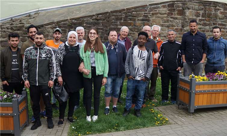 Vitor Martins, Vorsitzender des Beirates für Migration und Integration der Stadt Remagen (Mitte), mit Besuchern der Integrationswerkstatt Remagen. privat