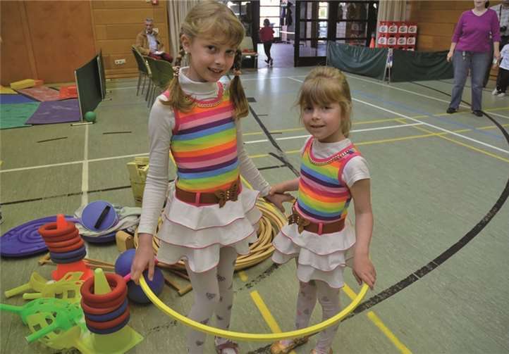 Vivian und Virginia zeigten, wie es mit dem Reifen geht.