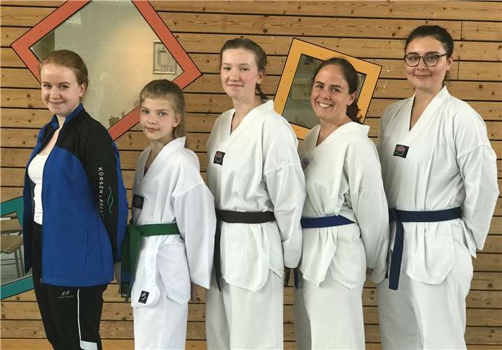 Vivien Leesch, Helli Rothkegel, Miriam Bauer, Elisa Thomas und Betreuerin Eva Kürsch (v.re.).privat