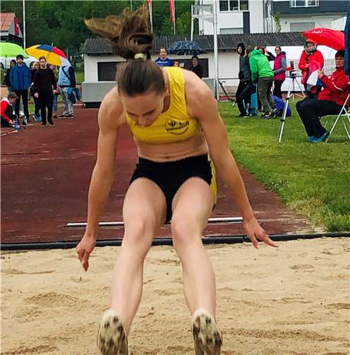 Vivien Ließfeld beim Weitsprung.