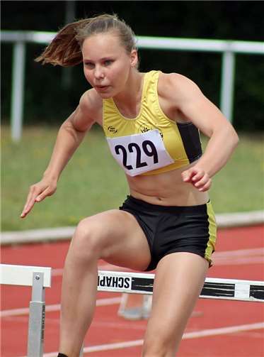 Vivien Ließfeld sprintet in 13,64 Sekunden über 80 Meter Hürden.