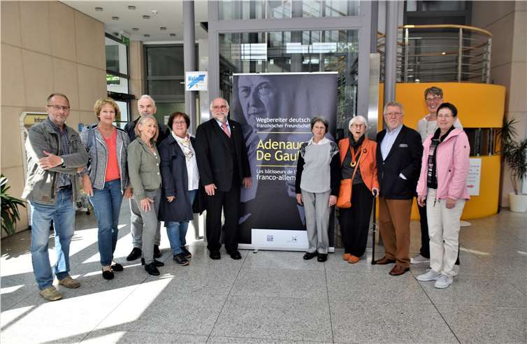 Vize Bürgermeister Kalle Kerstholt und die Vorsitzenden des Partnerschaftsvereins Rheinbach- Villeneuve lez Avignon, Hedwig Schmitt-Wojcik, eröffenen die Austellung mit den Mitgliedern des Vereins (rechts und links des Banners). Fotos: EICH