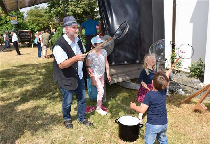 Vize-Bürgermeister Kalle Kerstholt zauberte Seifenblasen für die Kinder.