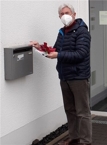 Vize-Bürgermeister Paul Adams (SPD) beim Verteilen der Dankesbriefe. Foto: privat