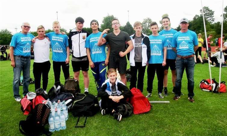 Vize-Landesschulmeister WK II (von links): Peter Reif (Trainer), Nico Roth, Björn Sauer, Janosch Weiß, Abdullah Walkad-Dour, Dennis Kienitz, sitzend Fabian Appel, Marius Appel, Albert Abt, Fabian Bulmann und Harald Reif (Realschullehrer) Es fehlen: Pascal Fahrländer, Stephan Weber und Trainer Franz-Josef Baulig.