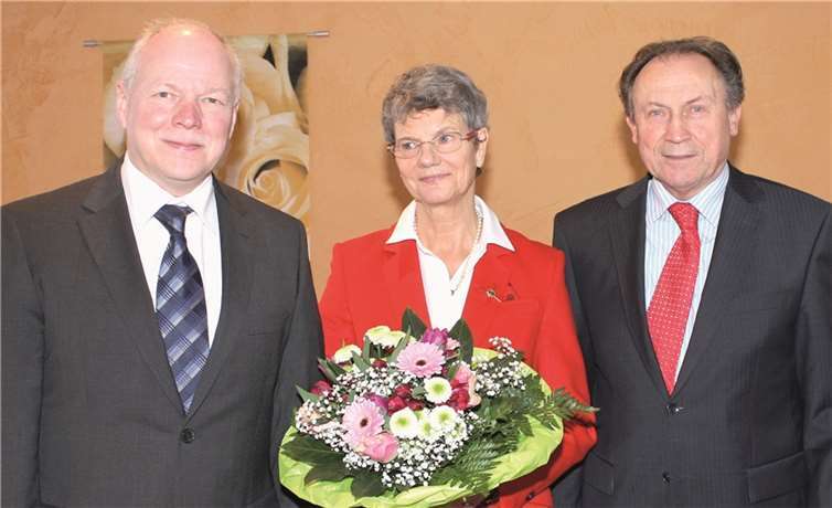 Vize-Landrat Rolf Bausch (r.) hatte die große Ehre, Gabriele Trull im Rathaus der Gemeinde Wachtberg in Berkum das „Verdienstkreuz Erster Klasse“ zu überreichen. Einer der ersten Gratulanten war Bürgermeister Theo Hüffel.  VJ