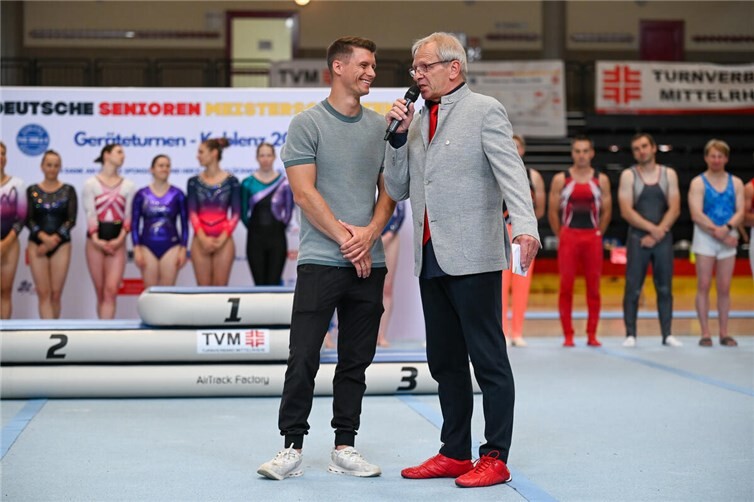 Vize-Olympiasieger Lukas Dauser und Hallenmoderator Manfred Knigge (DTB) bei der Siegerehrung